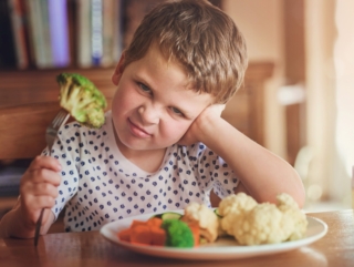bambino che rifiuta le verdure bambino che rifiuta le verdure