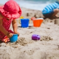 Bimbi giocano in spiaggia