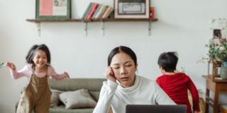 Carico mentale delle mamme: cos’è e come ridurlo