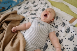 Regressione del sonno dell’ottavo mese nei bambini: cause, durata e rimedi