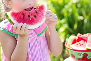 Frutta estiva: quale dare ai bambini? Frutta estiva: quale dare ai bambini?