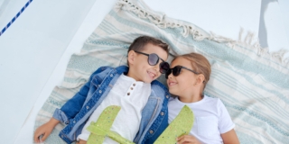 Occhiali da sole per i bambini, quando metterli e come sceglierli Occhiali da sole per i bambini, quando metterli e come sceglierli