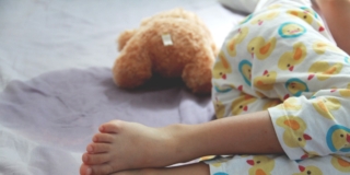 Pipì a letto di notte a 4 anni: che fare?