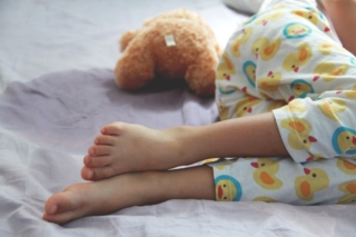 bambina che fa la pipì a letto bambina che fa la pipì a letto