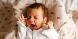 Cosa fare se il bambino non dorme: consigli utili