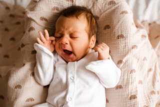 bambino che non dorme bambino che non dorme