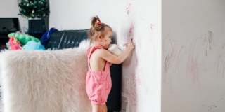 Come togliere gli scarabocchi dai muri: i metodi sicuri che non rovinano la pittura Come togliere gli scarabocchi dai muri: i metodi sicuri che non rovinano la pittura