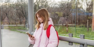 A che età dare lo smartphone ai figli e quali regole stabilire in famiglia