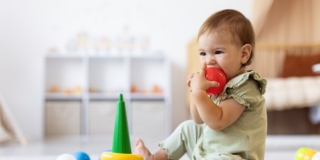 Bimba di 8 mesi che non si gira quando viene chiamata per nome Bimba di 8 mesi che non si gira quando viene chiamata per nome