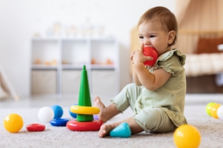 Bambina che non risponde a stimoli