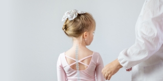Ipercifosi nei bambini: sintomi, sport utili e cura