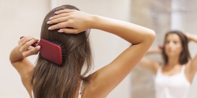 Perdita di capelli in allattamento, perché succede e cosa fare