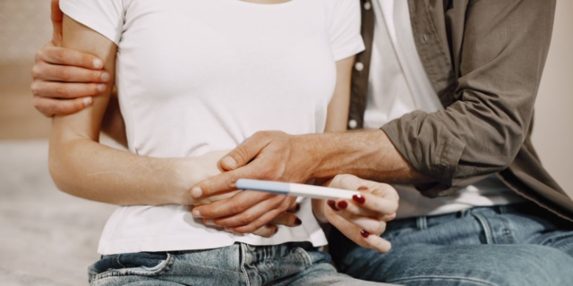 Figli sempre più tardi in Italia, come difendere la fertilità femminile