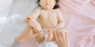 Sangue nelle feci del neonato: cause, quando preoccuparsi e cosa fare Sangue nelle feci del neonato: cause, quando preoccuparsi e cosa fare