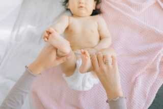 Sangue nelle feci del neonato: cause, quando preoccuparsi e cosa fare Sangue nelle feci del neonato: cause, quando preoccuparsi e cosa fare