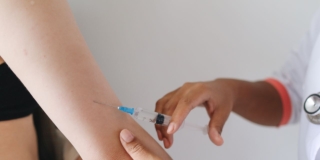 Morbillo, l’emergenza in Bangladesh riaccende il tema vaccini anche in Italia