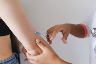 Morbillo, l’emergenza in Bangladesh riaccende il tema vaccini anche in Italia