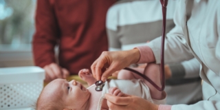 Prima visita dal pediatra: la check-list completa per neo-genitori