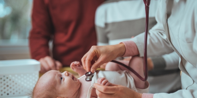 Prima visita del neonato dal pediatra: la check-list completa per neo-genitori